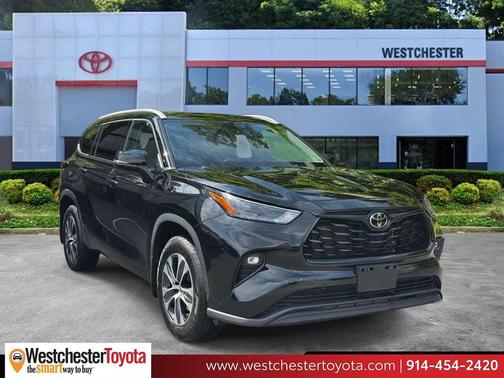 Midnight Black Metallic 2022 Toyota Highlander XLE