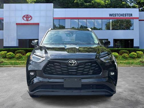 Midnight Black Metallic 2022 Toyota Highlander XLE
