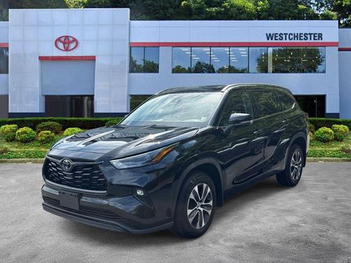 Midnight Black Metallic 2022 Toyota Highlander XLE