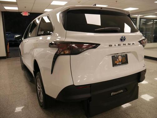 2025 Toyota Sienna LE