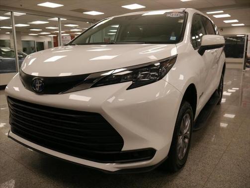 2025 Toyota Sienna LE