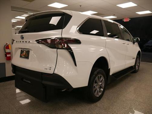 2025 Toyota Sienna LE