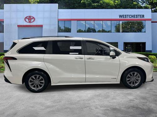 2021 Toyota Sienna XLE 8 Passenger
