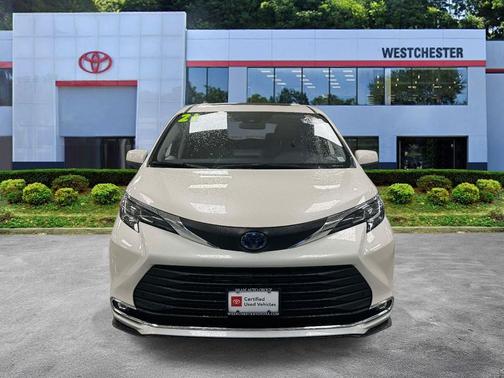 2021 Toyota Sienna XLE 8 Passenger