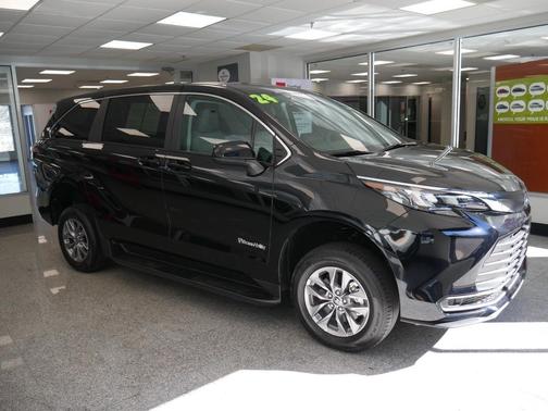 2025 Toyota Sienna LE