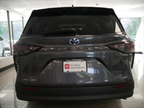 2025 Toyota Sienna LE