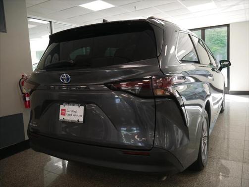 2025 Toyota Sienna LE