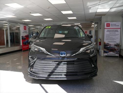 2025 Toyota Sienna LE