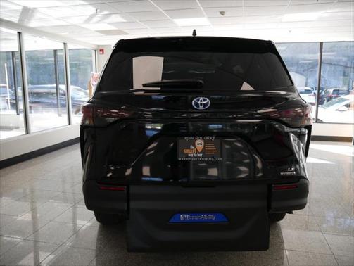 2025 Toyota Sienna LE