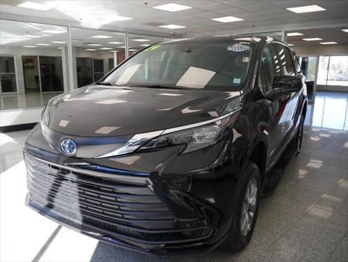 2025 Toyota Sienna LE