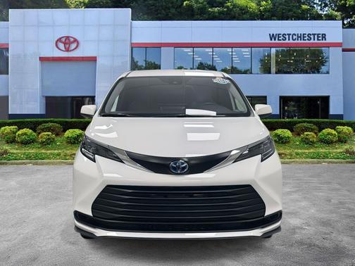 2025 Toyota Sienna LE