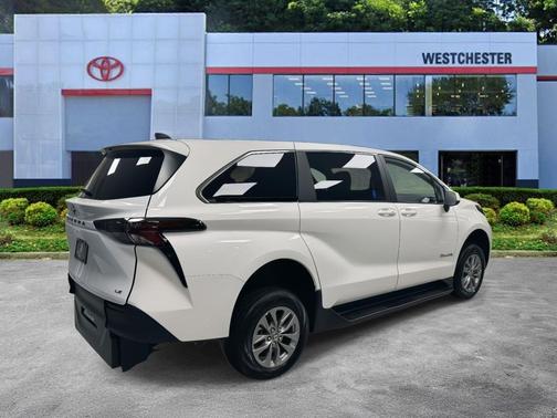 2025 Toyota Sienna LE