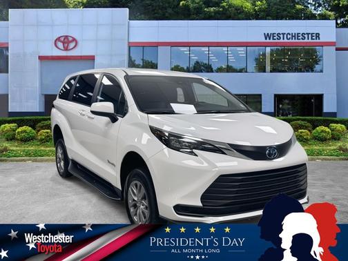 2025 Toyota Sienna LE