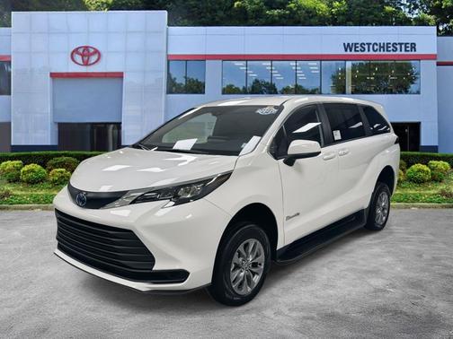 2025 Toyota Sienna LE