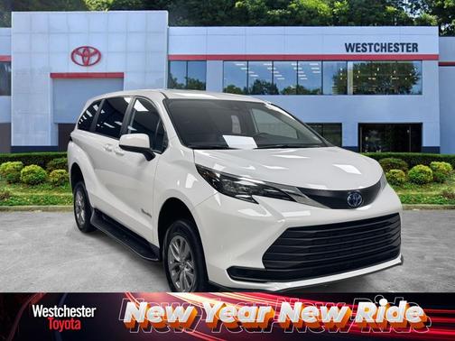 2025 Toyota Sienna LE