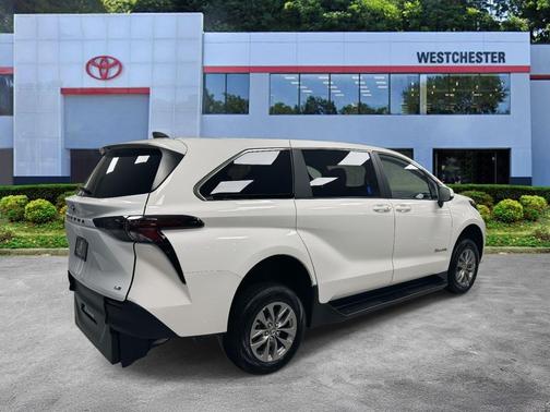 2025 Toyota Sienna LE