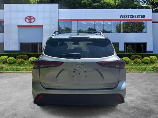 Celestial Silver Metallic 2023 Toyota Highlander XLE