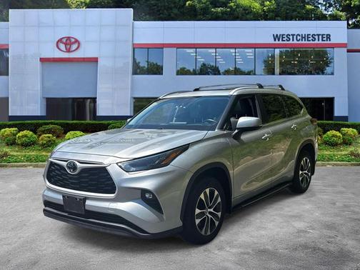 Celestial Silver Metallic 2023 Toyota Highlander XLE