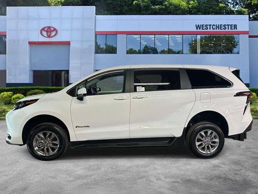 Ice Cap 2025 Toyota Sienna LE