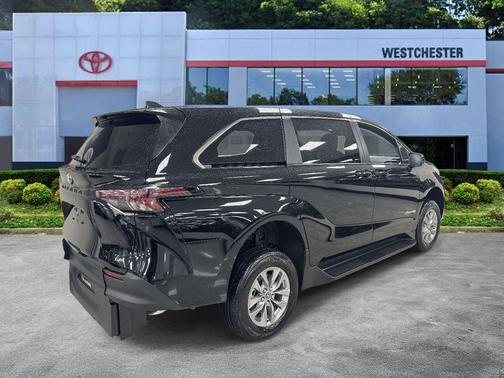 2025 Toyota Sienna LE