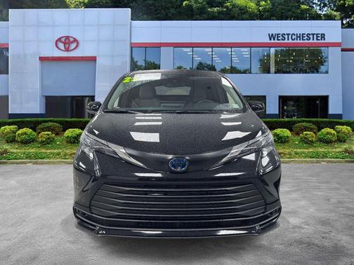 2025 Toyota Sienna LE