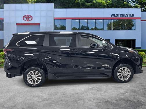 2025 Toyota Sienna LE