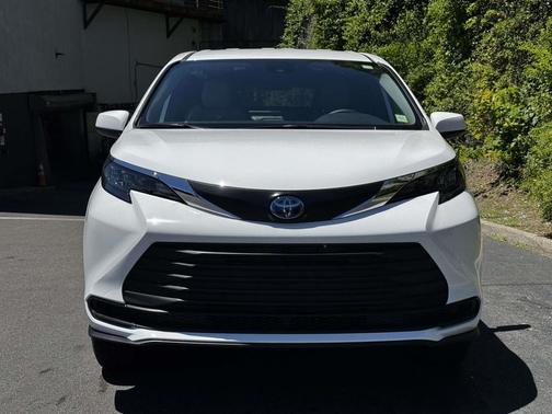 Ice Cap 2025 Toyota Sienna LE