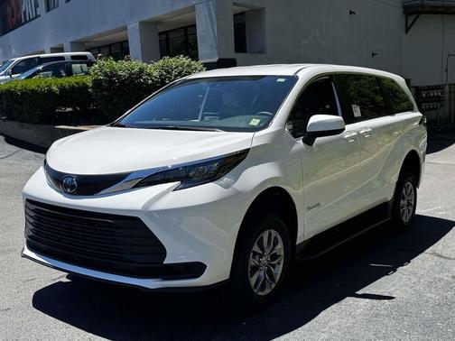 Ice Cap 2025 Toyota Sienna LE