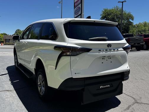 Ice Cap 2025 Toyota Sienna LE