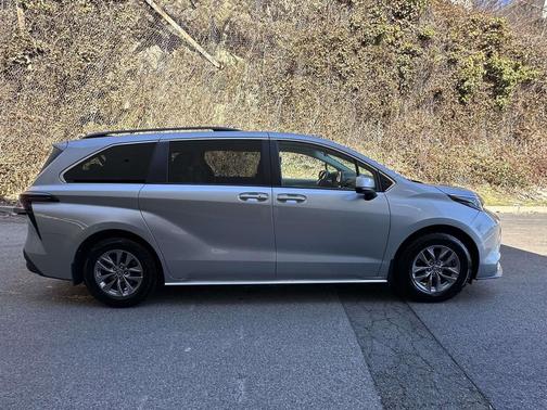 2023 Toyota Sienna LE