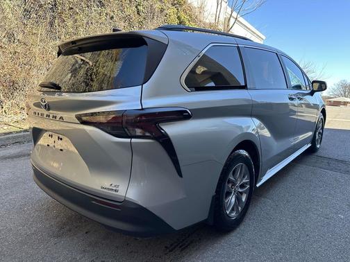 2023 Toyota Sienna LE