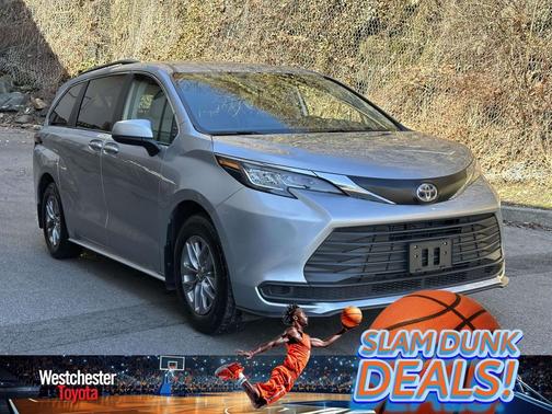2023 Toyota Sienna LE
