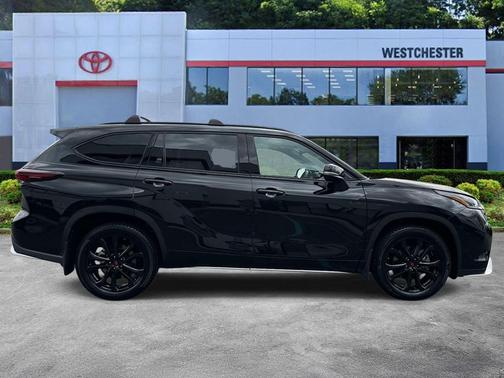 Midnight Black Metallic 2025 Toyota Highlander XSE