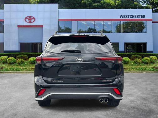 Midnight Black Metallic 2025 Toyota Highlander XSE