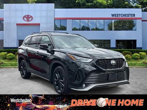 Midnight Black Metallic 2025 Toyota Highlander XSE