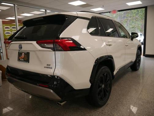2022 Toyota RAV4 Hybrid SE