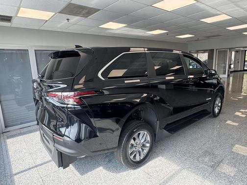 Midnight Black Metallic 2026 Toyota Sienna LE