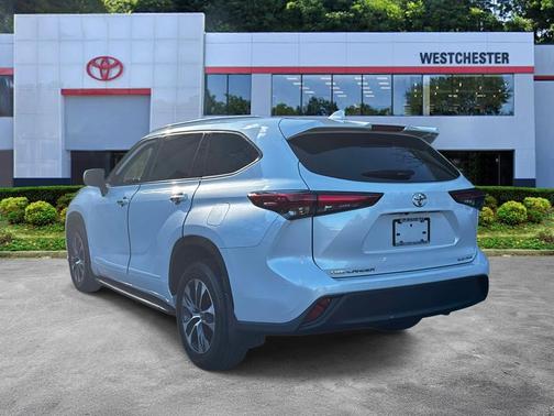 Wind Chill Pearl 2022 Toyota Highlander XLE