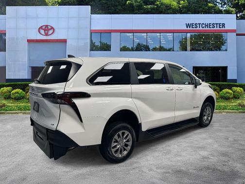 2025 Toyota Sienna LE