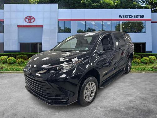 2025 Toyota Sienna LE