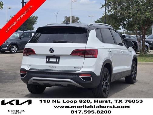Pure White / Black Roof 2024 Volkswagen Taos 1.5T SE