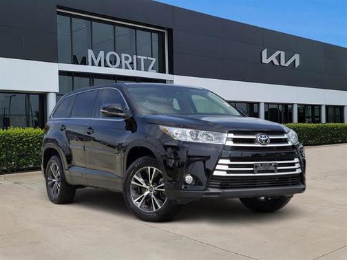 Midnight Black Metallic 2019 Toyota Highlander LE