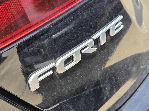 Aurora Black 2024 Kia Forte LXS