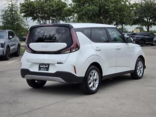 White 2025 Kia Soul LX