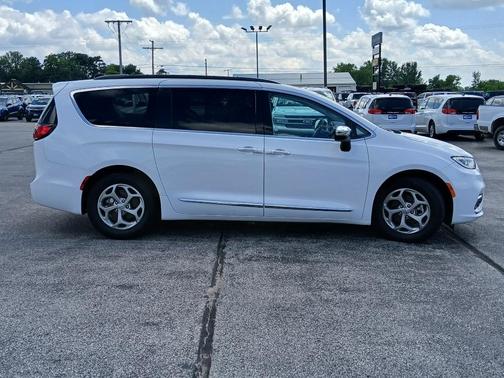 Bright White Clearcoat 2023 Chrysler Pacifica Limited