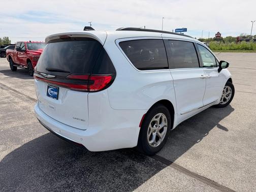 Bright White Clearcoat 2023 Chrysler Pacifica Limited
