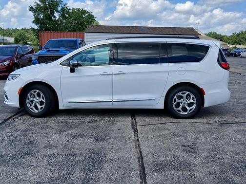 Bright White Clearcoat 2023 Chrysler Pacifica Limited