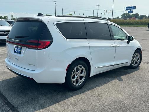 Bright White Clearcoat 2023 Chrysler Pacifica Limited