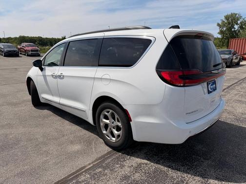 Bright White Clearcoat 2023 Chrysler Pacifica Limited