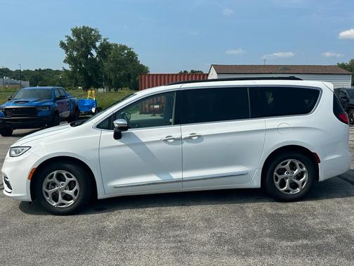 Bright White Clearcoat 2023 Chrysler Pacifica Limited